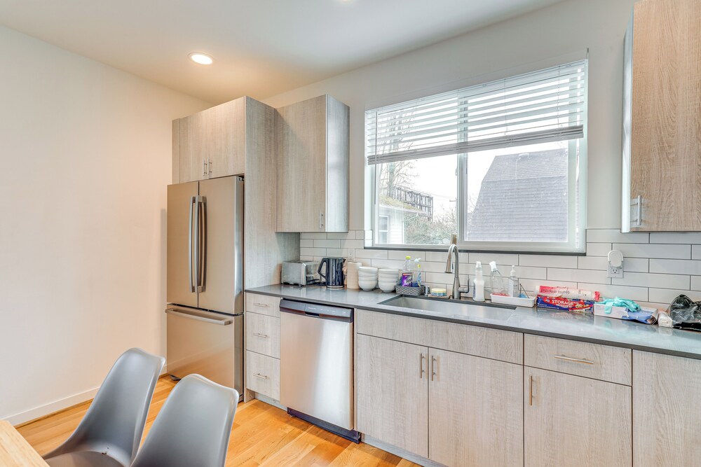 Walk to UW: Townhome w/ Rooftop Patio!