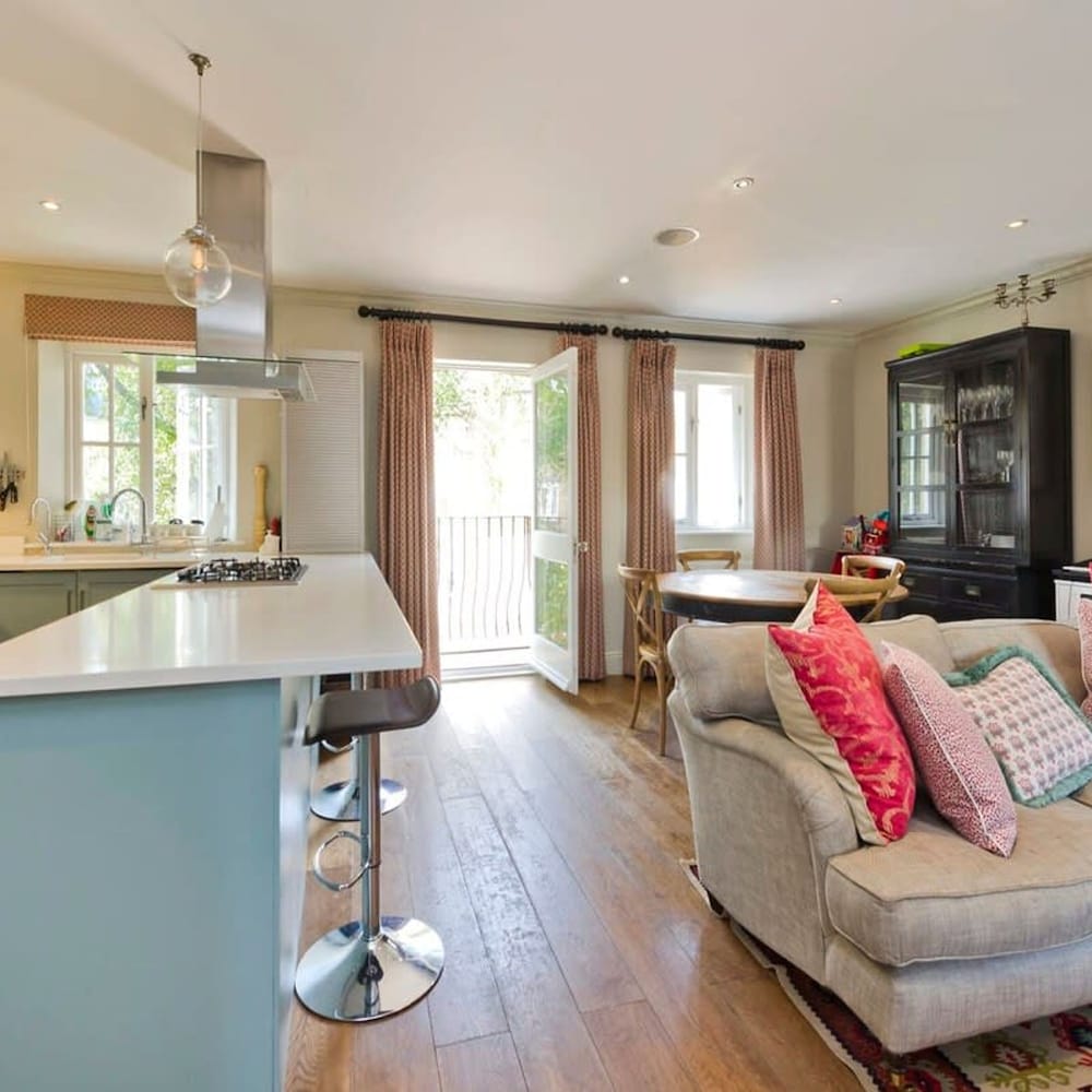 Delightful 3-bed Family Home Bayswater