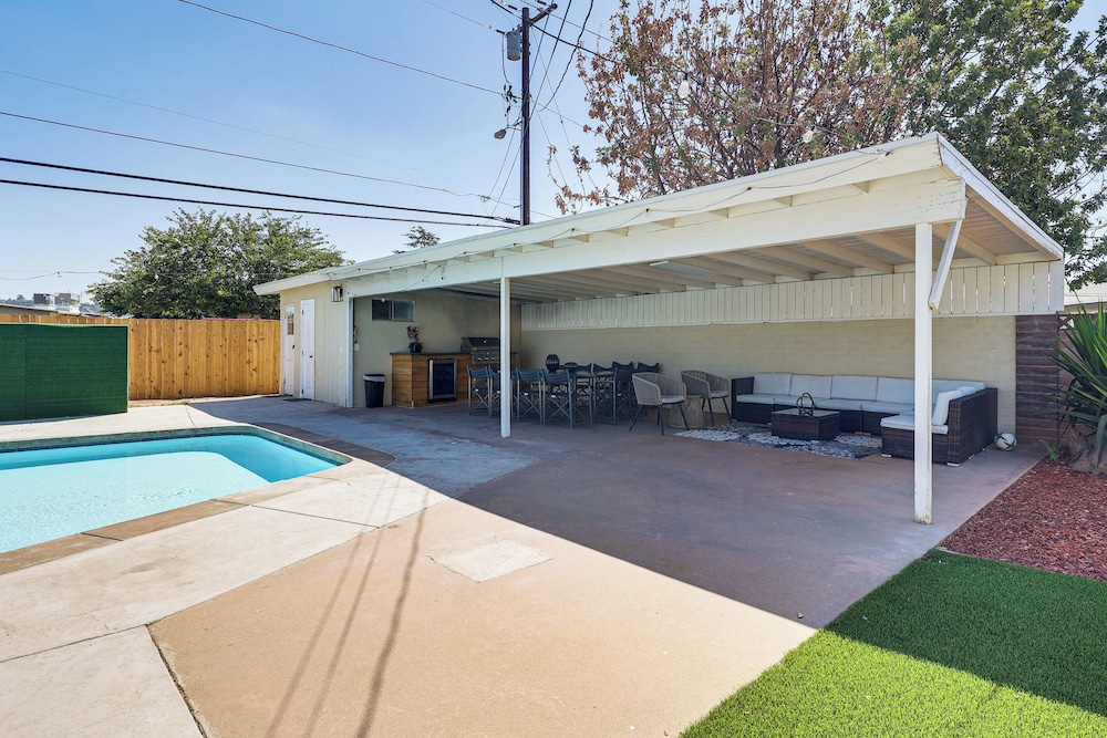 Modern Gem w/ Outdoor Oasis: 5 Mi to Lake Jennings