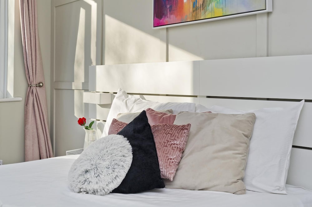 Attractive two Bedroom Flat in Ealing Broadway by Underthedoormat