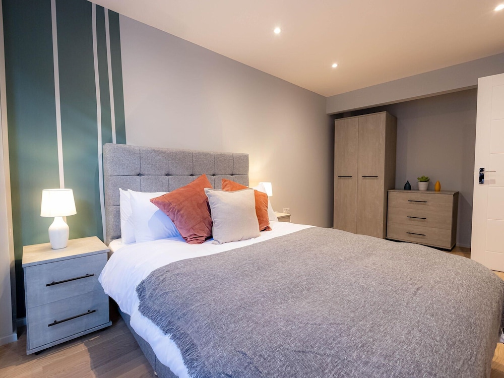 Broadway Market Beauty Three-bedroom by Sojo Stay