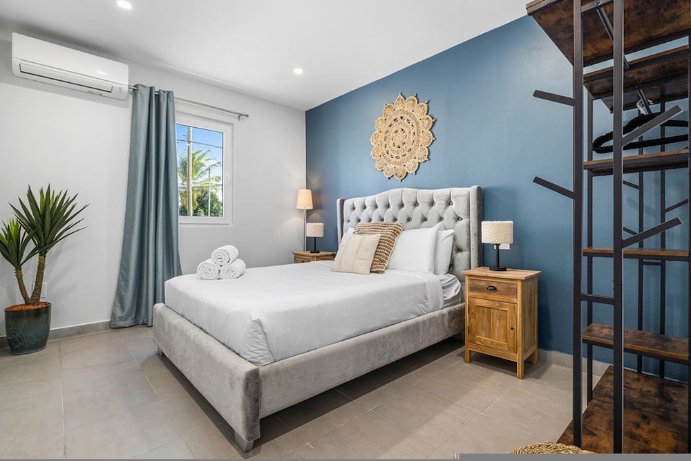 Amazing 4BR 3BA Villa Palm Beach w NEW Pool