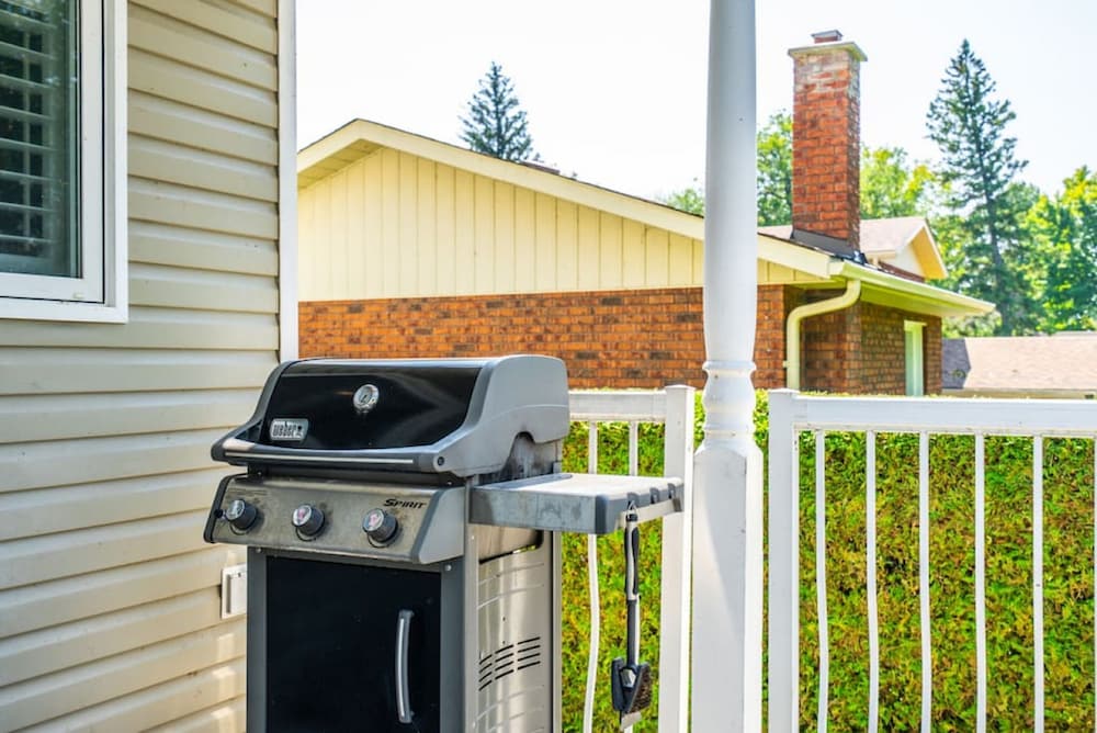 Waterfront 4BR Cottage Boat Deck BBQ