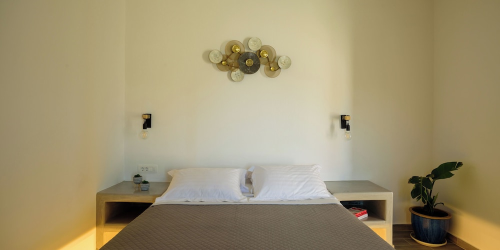 Athiri Luxury Suites Perivolos photo 4