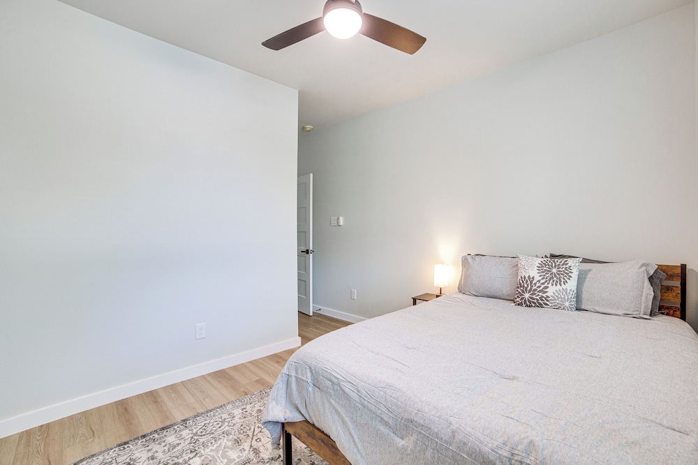 3 Mi to Dtwn Dallas: Pet-friendly Retreat w/ Yard