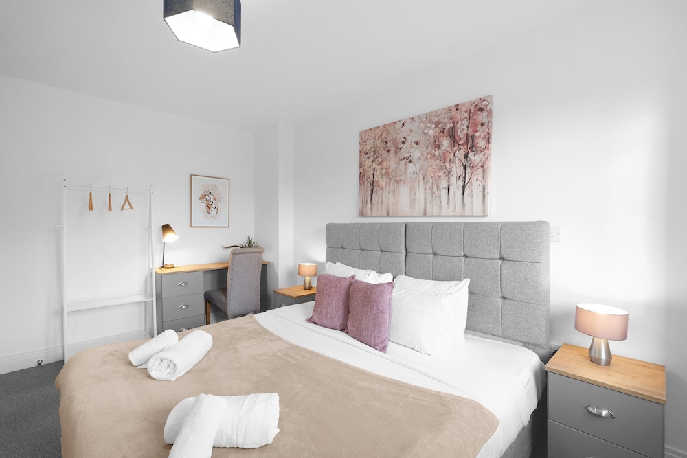 Spacious 6 Bedroom House in Denton Way