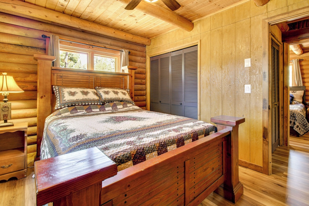 2 Mi to Show Low Lake: Log Cabin w/ Large Yard!