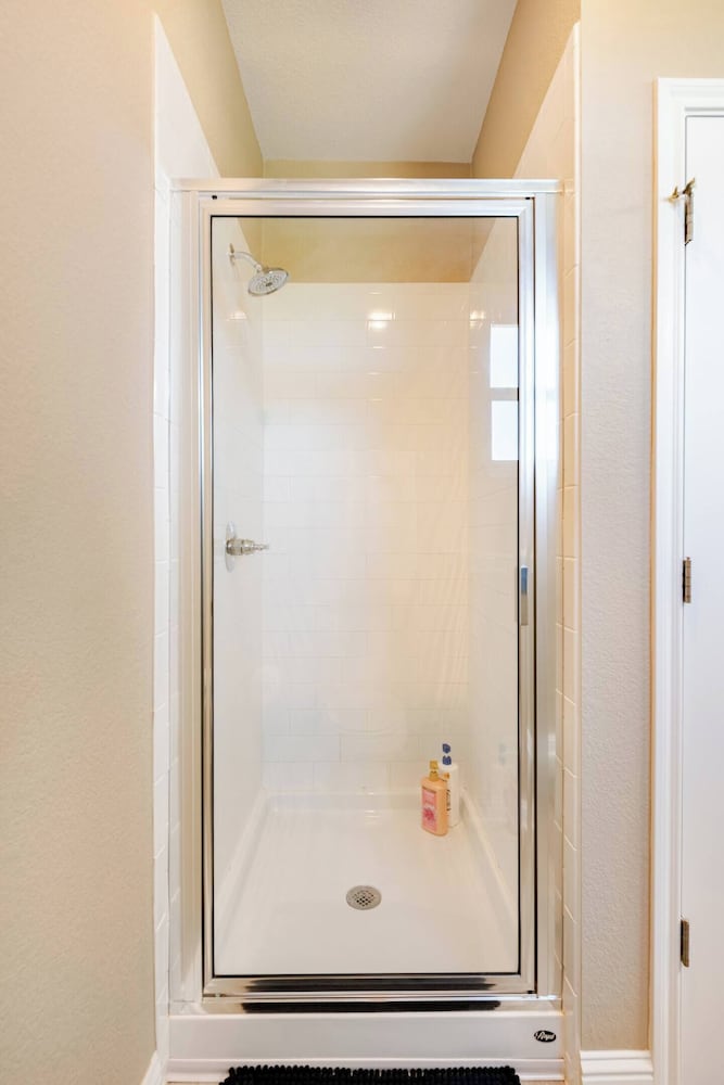 Luxury 2S Condo Hot Tub Gym Pool Airport