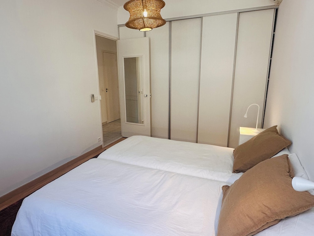 Bright one Bedroom Apartment in the Center of Cannes 13 Minutes Walk to the Palais des Festivals - 2290