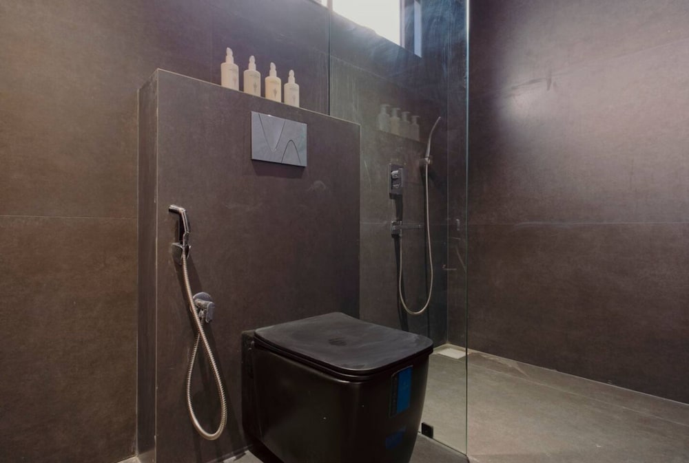 Modern 1BR With Pool 5min Drive to Candolim Beach