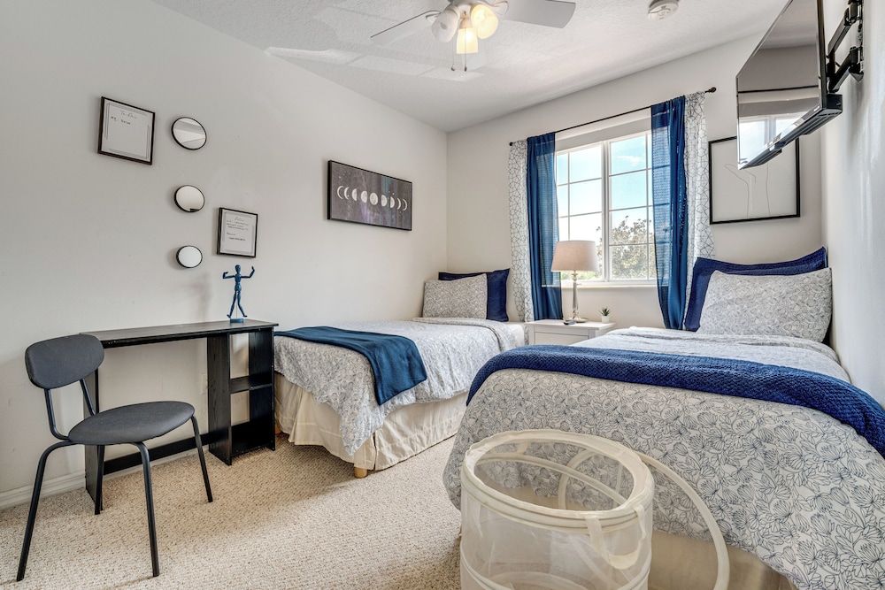 10 Mi to Disney World: Townhome w/ Community Pool!