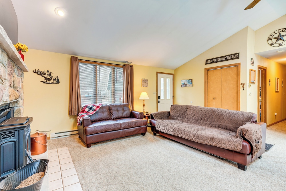 Lake Access & Game Room: Cabin in Pocono Mtns