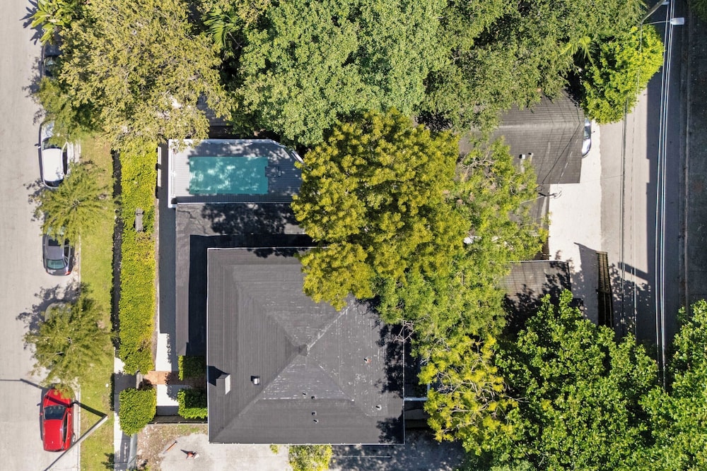 7BD Downtown Oasis Pool