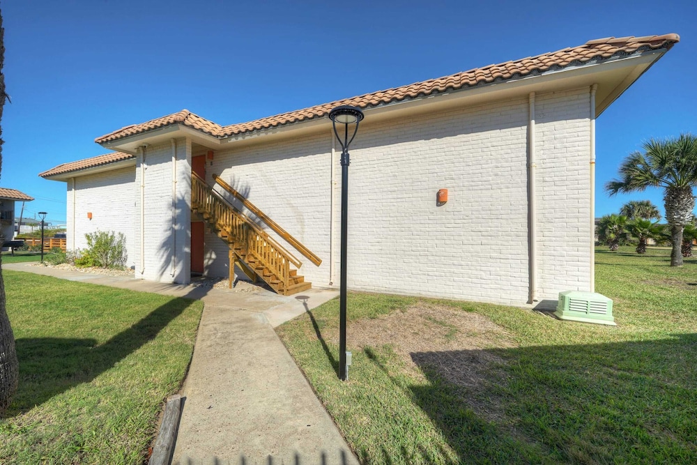 Pour Me a Vacation Mins to Beach, Community Pool+tennis Court, Private Balcony