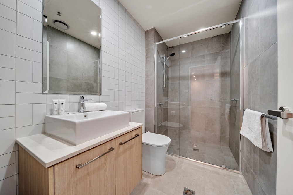 Chic 1-bed With Sophisticated Decor,