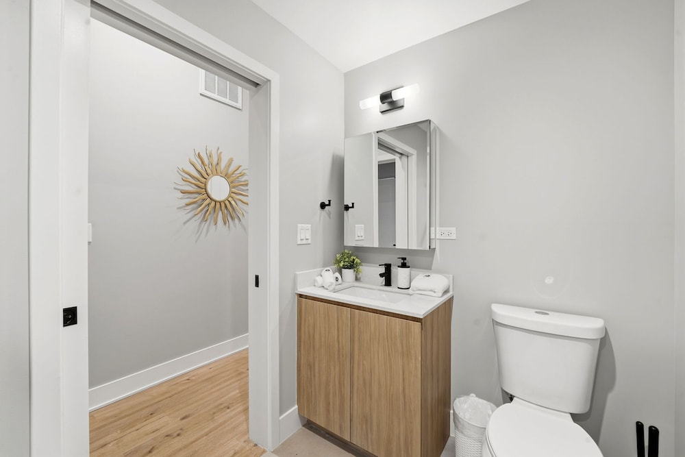 Comfy Condo - Gym Free Parking Modern Amenities