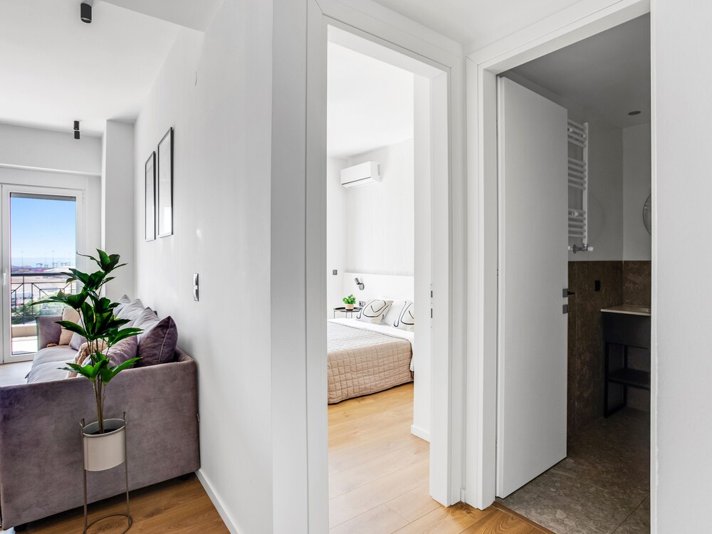 Sanders Arch - Enchanting 1-bdr Apt w Balcony photo 2