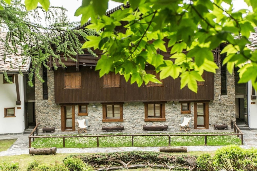 JOIVY Courmayeur Imperial Suite Home Plangorret view 5