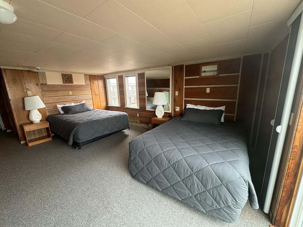 Sunset Oceanfront Lodging