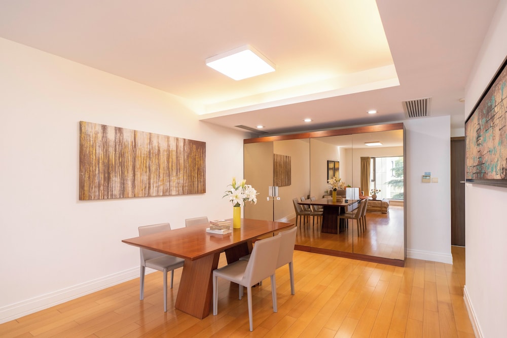 Tyms Cozy 2BR 1BA Apt Near Metro