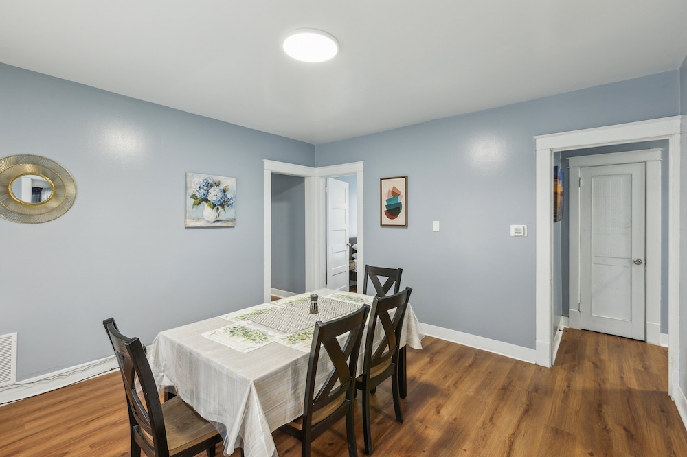 Comfy 3br Flat Close To The Falls 3 Bedroom Apts