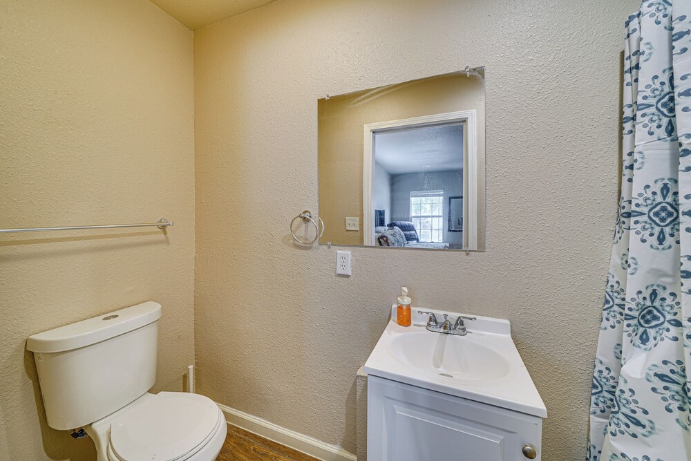 < 1 Mi to Frost Bank Center: Home w/ Deck + Grill!