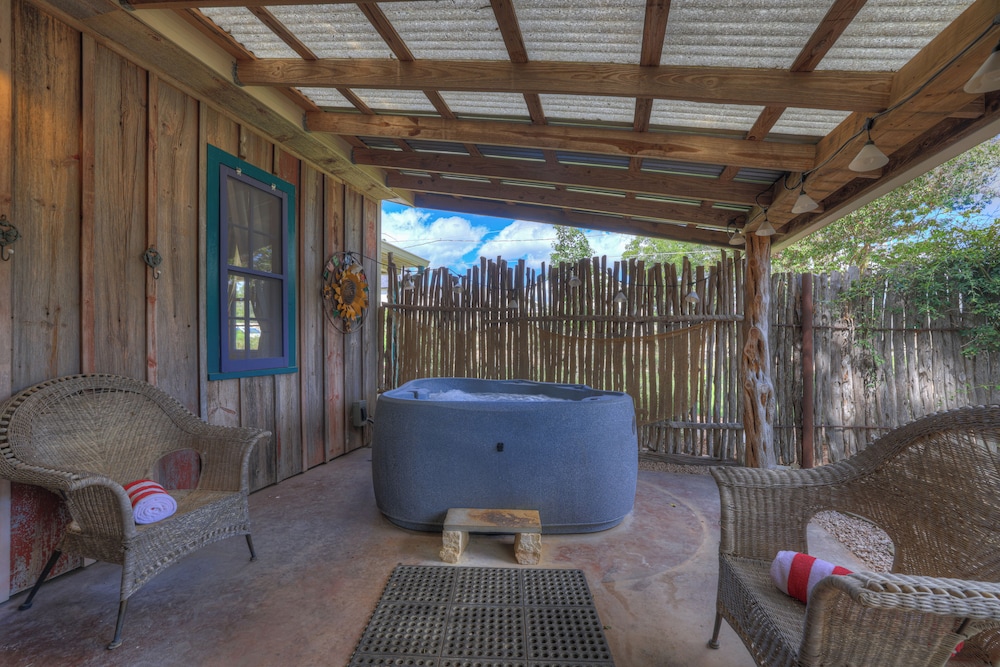 Sonora Casita Hot-tub + Nandina Cottage Hot-tub