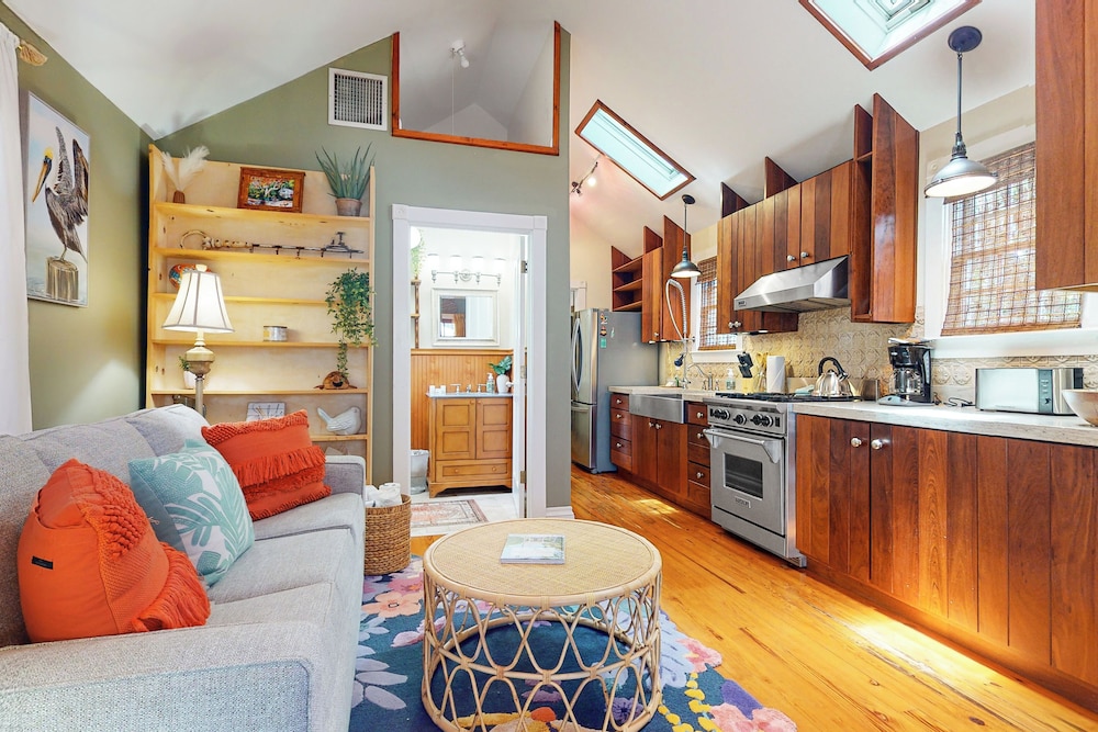 1BR Home - Colorful Cottage w/ AC, W & D, Dogs OK