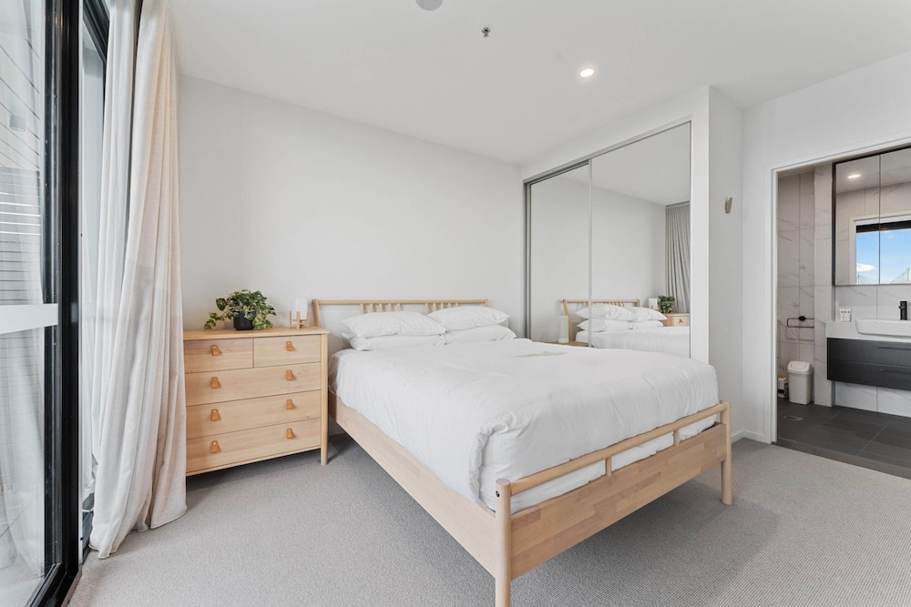 Perfect Location 1-bed With Balcony, BBQ & Parking