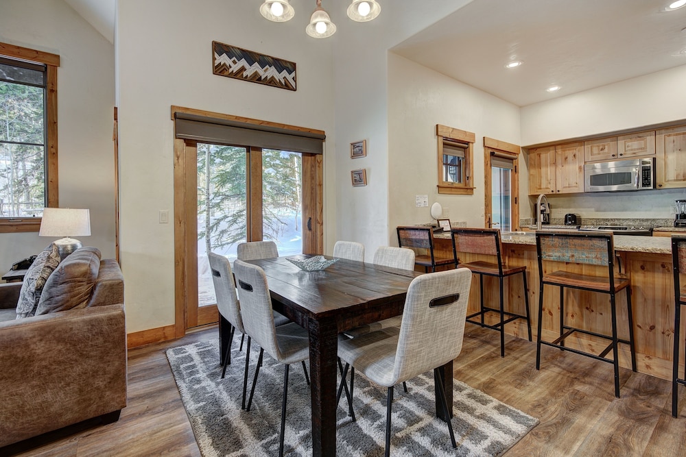 Spacious, Updated Townhome With Private Garage 3 Bedroom Condo