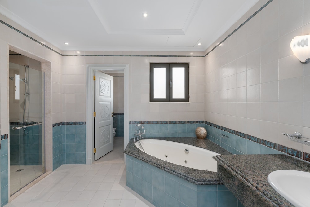 Exclusive 5BR Palm Villa w Private Pool and Beach