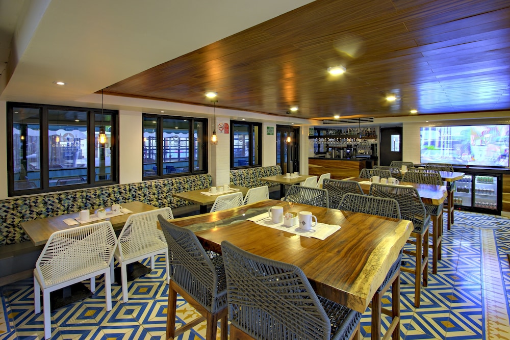 Ensenada Vacations - Hotel La Pinta - Property Image 22