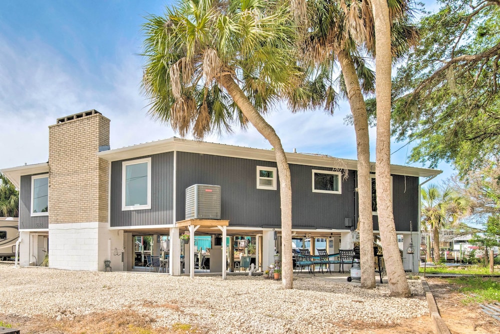 Remodeled Retreat on Homosassa River Canal! view 5