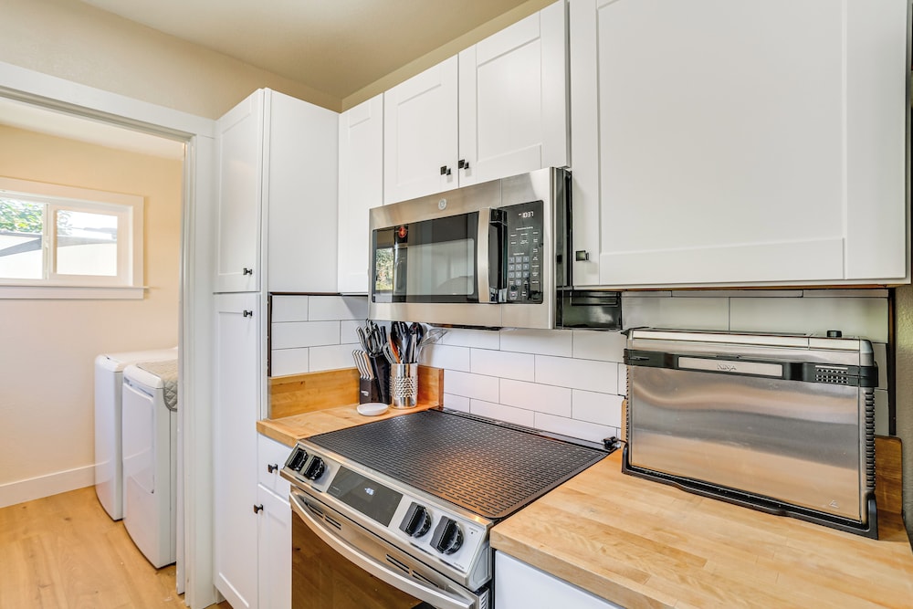 Walkable & Bright Bungalow in Dtwn Redding!