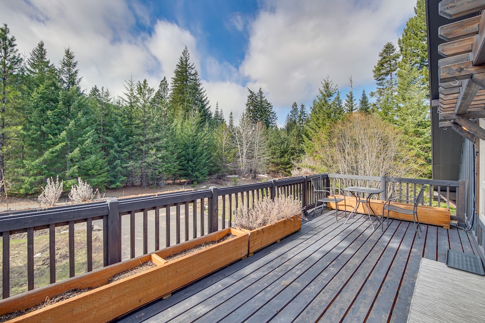 Cle Elum Cabin w/ Hot Tub, Fire Pit & Deck!