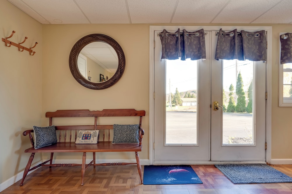 Couple's Retreat w/ Lake View in Newport!