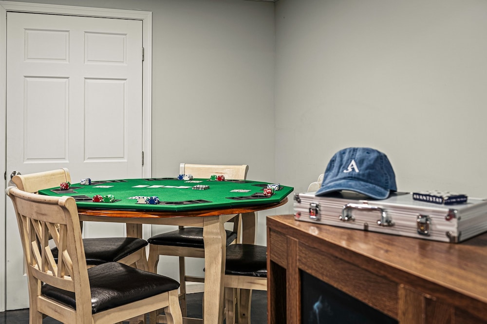 Laker s Pointe by Avantstay Lakefront Private Peninsula Hot Tub Game Room