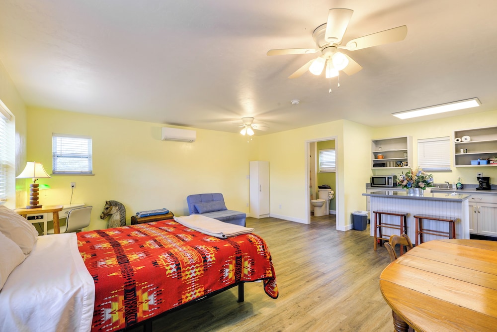 Nature Coast Hideaway w/ Deck on 5 Acres