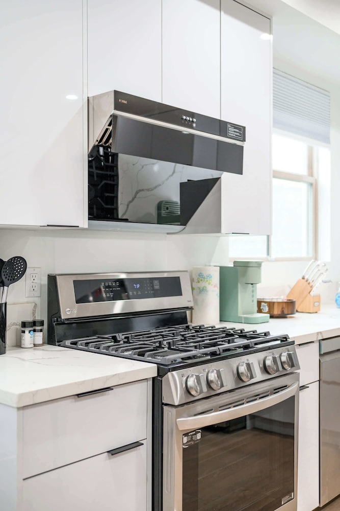 Not Affected by the Fire/modern Spacious Home With Parking & Fully Equipped Kitchen #3