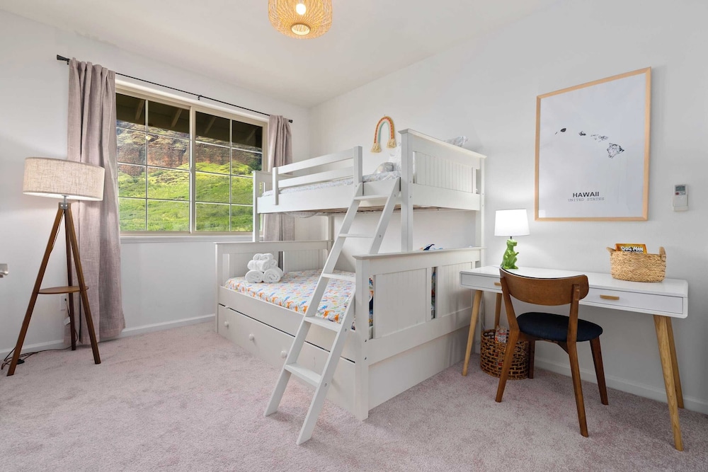 Sleeps 16, 2 Homes Ocean Views, Shared Pool + Gym, Near the Beach Avantstay