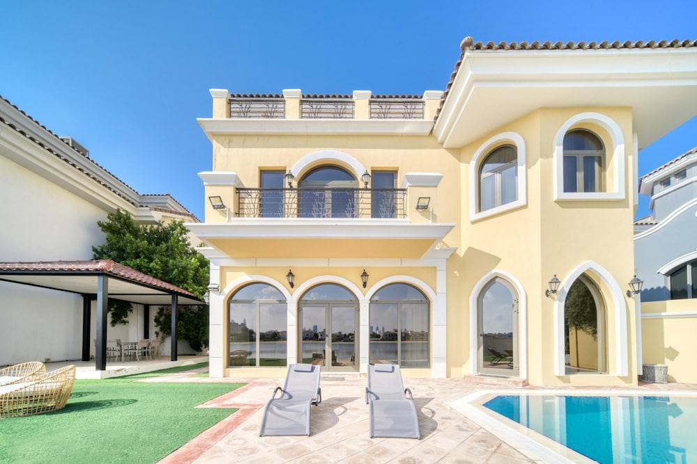 Exclusive 6BR Palm Villa w Private Pool and Beach