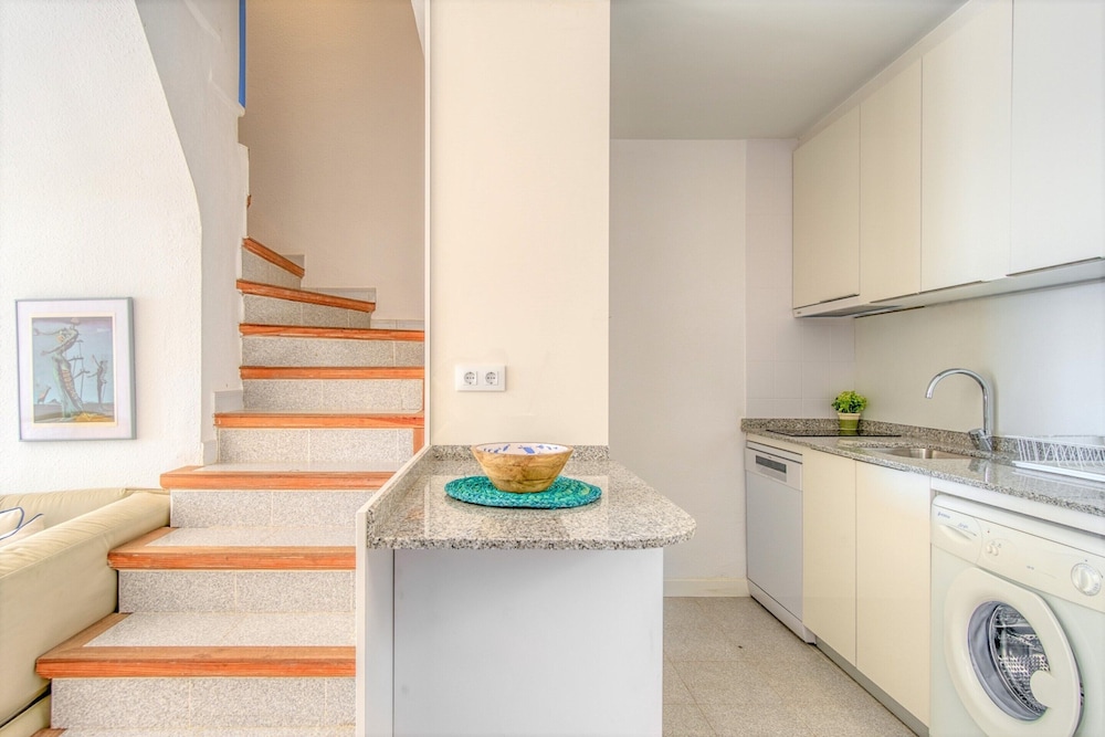 Townhouse in Roses Near Platja de Canyelles