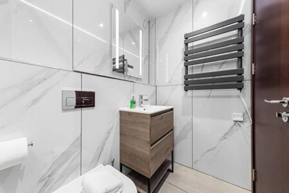 Stylish King Size Bed Studio Near Central London