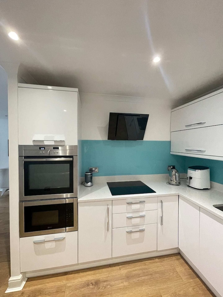 Chic 1BD Flat - 10 Minutes to Victoria Park!