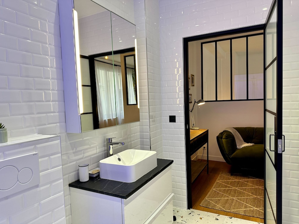 Paradis Calm Modern Studio Apt in Paris