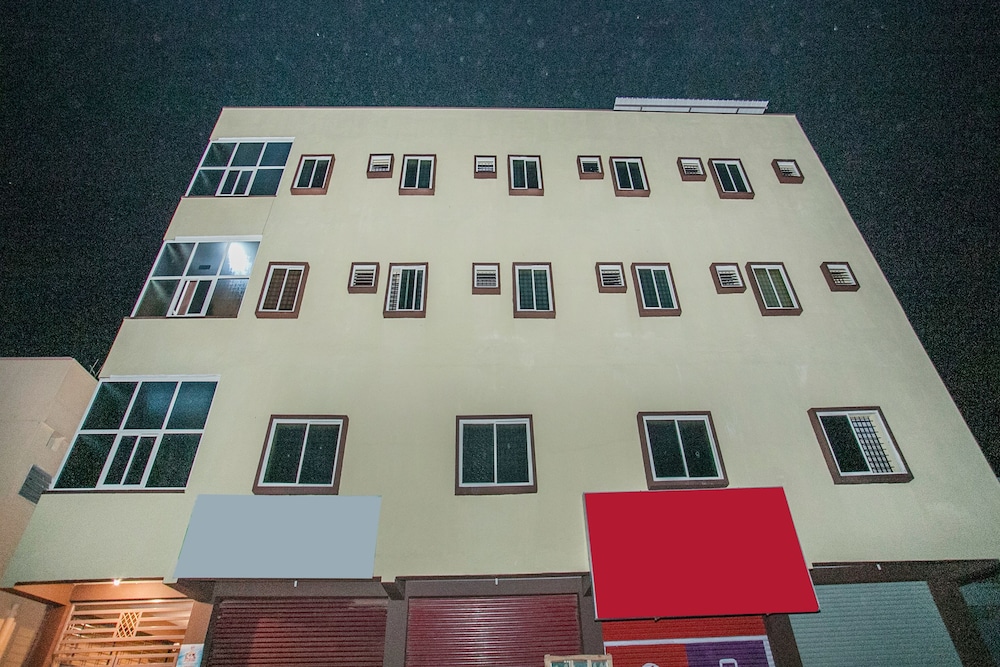 OYO 12840 Sri Guru Residency