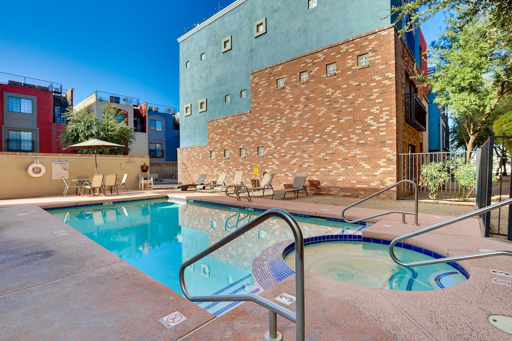 Rooftop Patio, Skyline Views: Phoenix Townhome!