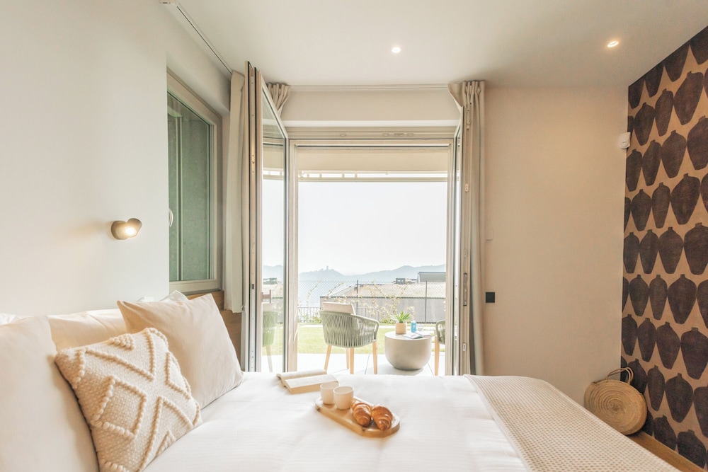 Pureview Luxury Suites, with breakfast & pool by Rent all Como