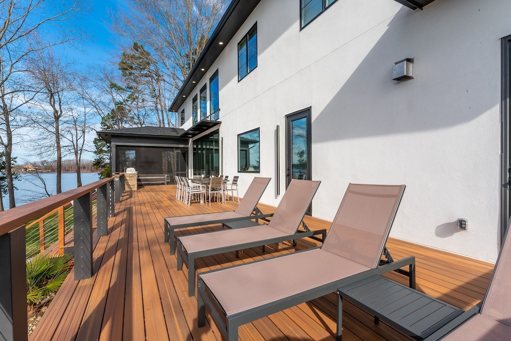 Paradise Peninsula by Avantstay Waterfront Private Beach Hot Tub View
