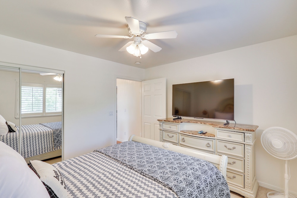 Kingman Family Home: Yard, Grill & Room to Relax!